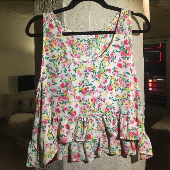 Tres Bíen Tops - Gorgeous floral cropped frilled blouse!